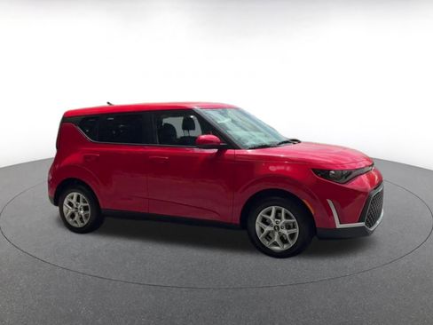 Used 2025 Kia Soul LX w/ LX Technology Package FWD image 2