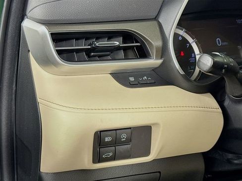 Used 2023 Toyota Highlander XLE AWD/4WD image 20