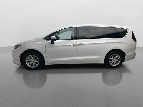 Used 2023 Chrysler Pacifica Touring-L FWD image 2