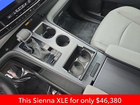 Used 2025 Toyota Sienna XLE image 33