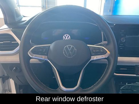 Used 2025 Volkswagen Taos SE AWD/4WD image 5