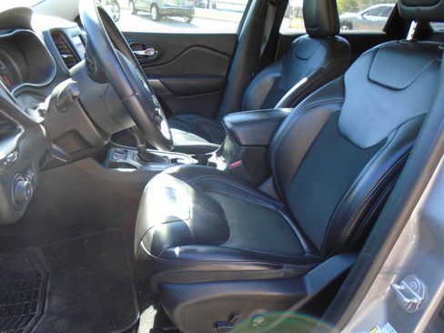 Used 2019 Jeep Cherokee Latitude Plus image 7