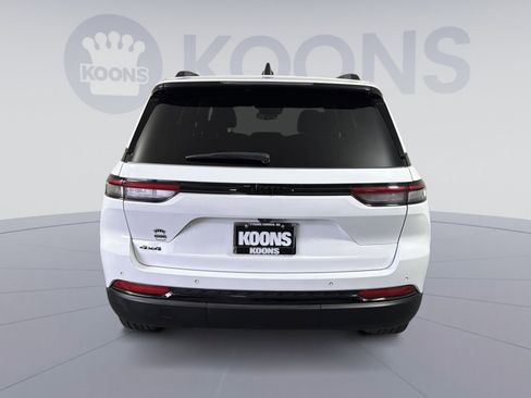 Used 2023 Jeep Grand Cherokee Altitude image 5