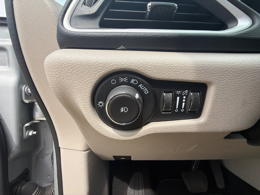 Used 2024 Chrysler Pacifica Touring-L FWD image 19