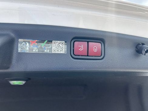 Used 2025 Mercedes-Benz C 300 Sedan image 29