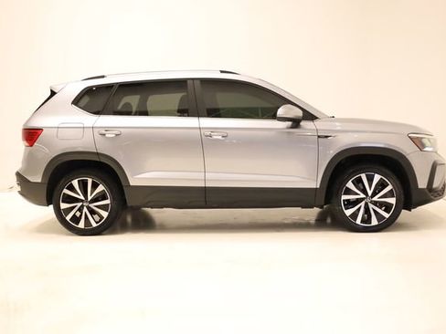 Used 2022 Volkswagen Taos SE image 3