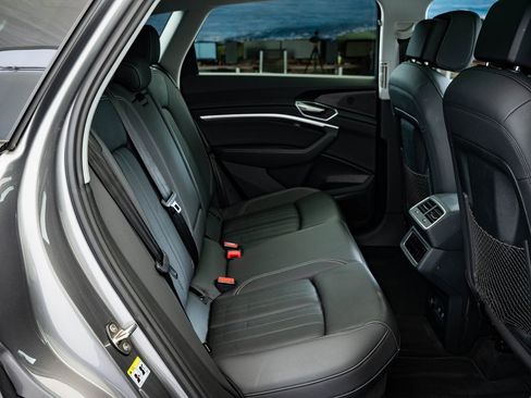 Used 2021 Audi e-tron Premium Plus w/ Premium Plus Package image 38