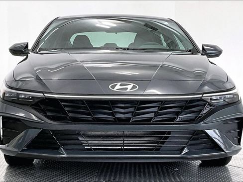Certified 2024 Hyundai Elantra SE FWD image 3