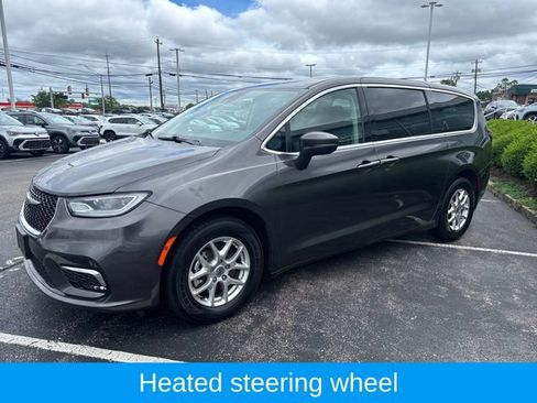 Used 2023 Chrysler Pacifica Touring-L FWD image 7