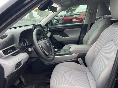 Used 2024 Toyota Highlander LE FWD image 8