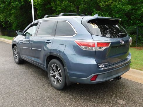 Used 2016 Toyota Highlander XLE AWD/4WD image 3