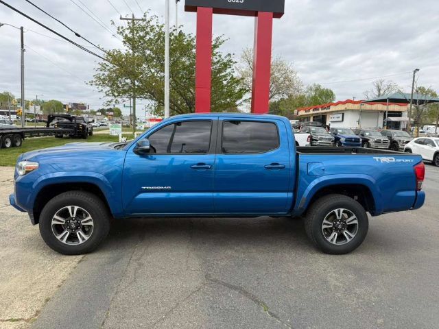 Used 2016 Toyota Tacoma TRD Sport w/ Towing Package RWD image 3