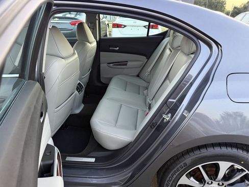 Used 2017 Acura TLX FWD image 9