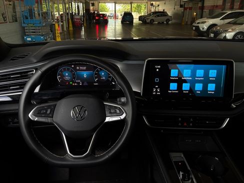 Used 2026 Volkswagen Atlas Cross Sport SE FWD image 14