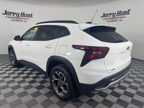 Used 2024 Chevrolet Trax LT FWD image 9