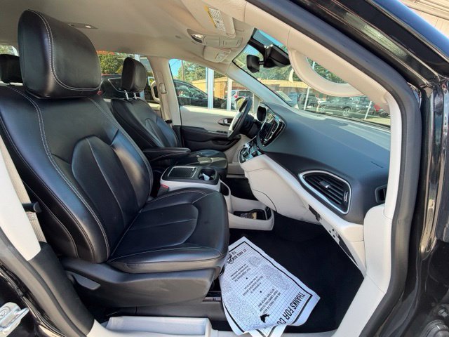 Used 2023 Chrysler Pacifica Touring-L FWD image 11
