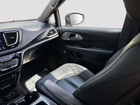 Used 2020 Chrysler Pacifica Touring-L Plus w/ S Appearance Package FWD image 24