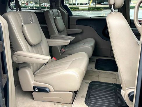 Used 2014 Chrysler Town & Country Touring image 17