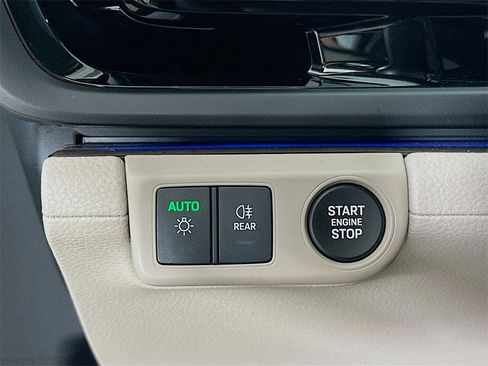 Used 2024 Porsche Panamera image 10