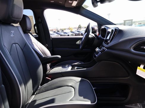 New 2026 Chrysler Pacifica Limited w/ S Appearance Package image 9