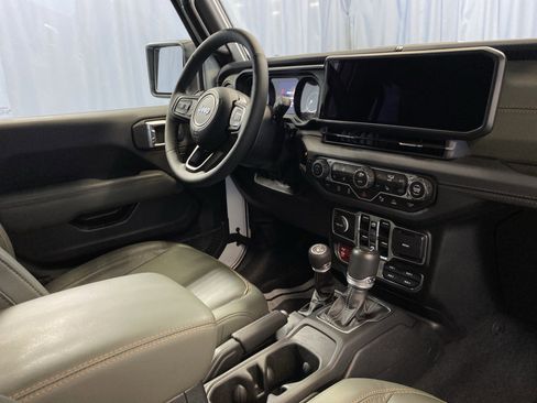 Certified 2025 Jeep Gladiator Mojave image 45