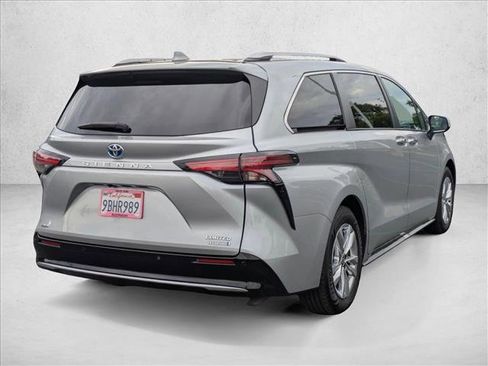 Certified 2022 Toyota Sienna Limited image 5