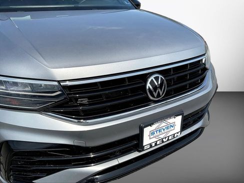 Used 2022 Volkswagen Tiguan SE R-Line FWD image 30