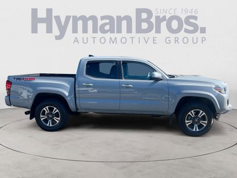 Used 2019 Toyota Tacoma TRD Sport image 2