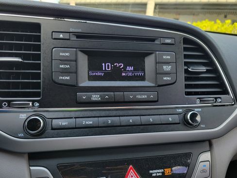 Used 2018 Hyundai Elantra SE image 21