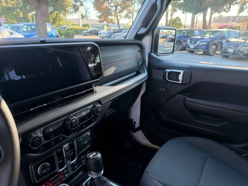 Used 2025 Jeep Wrangler Unlimited Rubicon image 31