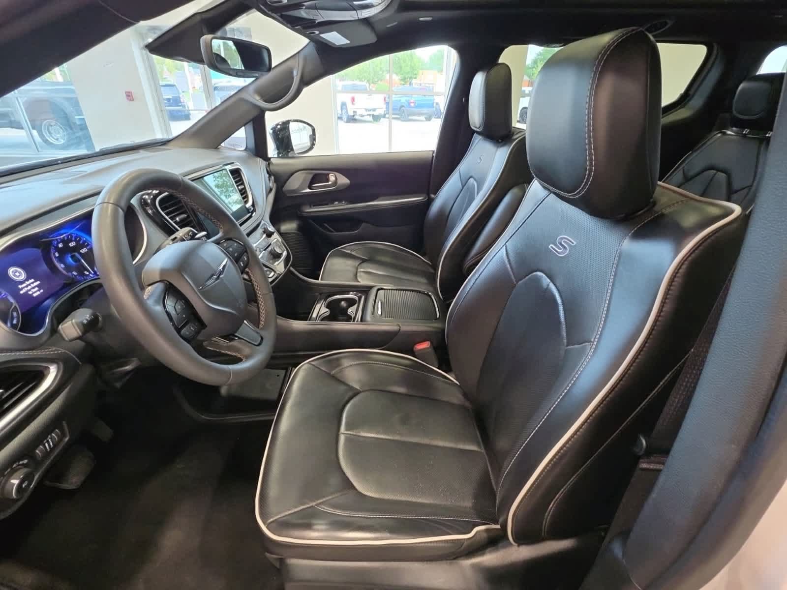 Used 2025 Chrysler Pacifica Limited FWD image 21
