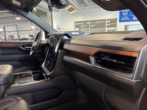 Used 2025 GMC Yukon XL Denali image 36