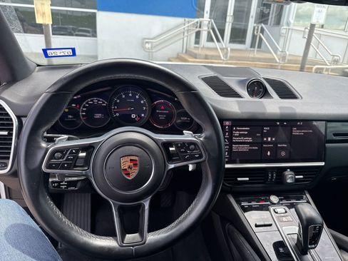 Used 2020 Porsche Cayenne AWD/4WD image 16
