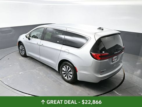 Used 2024 Chrysler Pacifica Limited FWD image 48