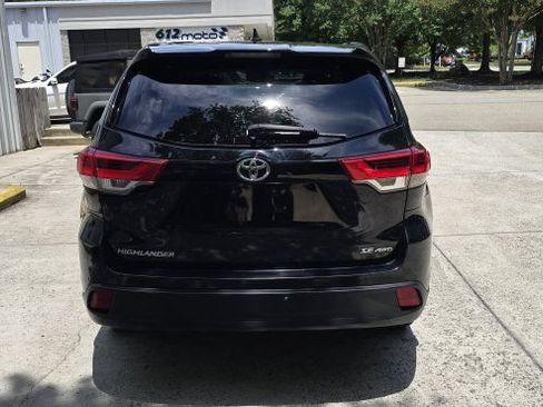 Used 2017 Toyota Highlander SE AWD/4WD image 4
