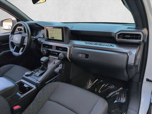 Used 2025 Toyota Tacoma SR5 AWD/4WD image 21