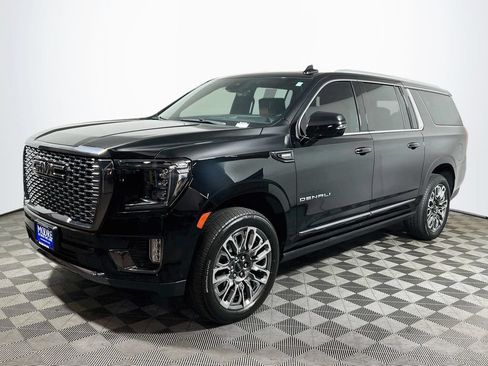 Used 2023 GMC Yukon XL Denali Ultimate AWD/4WD image 3