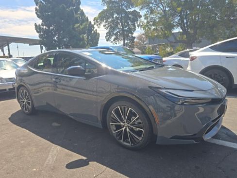 Used 2023 Toyota Prius XLE FWD image 2