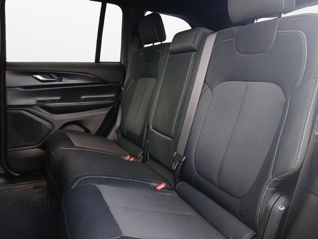 Used 2025 Jeep Grand Cherokee Laredo RWD image 21