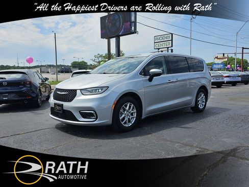 Used 2023 Chrysler Pacifica Touring-L FWD image 1