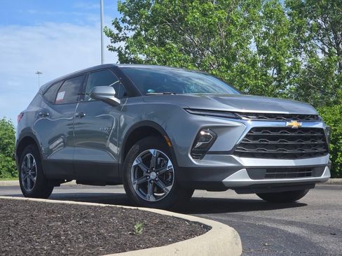 Used 2025 Chevrolet Blazer LT AWD/4WD image 2