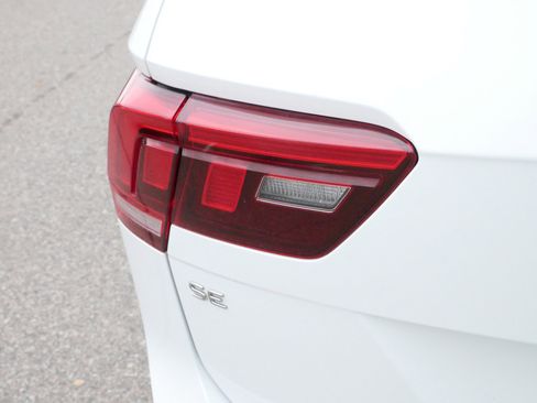 Certified 2024 Volkswagen Tiguan SE w/ Panoramic Sunroof Package image 17