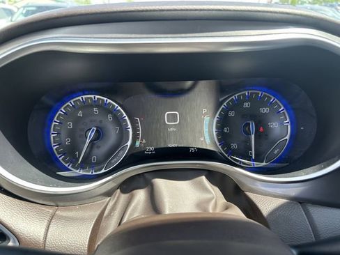 Used 2017 Chrysler Pacifica Touring-L Plus FWD image 11