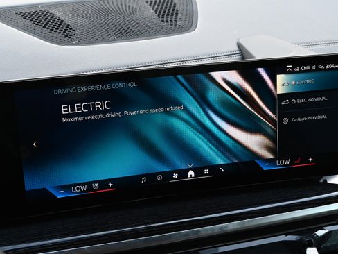 Certified 2025 BMW X5 xDrive50e w/ M Sport Package image 35