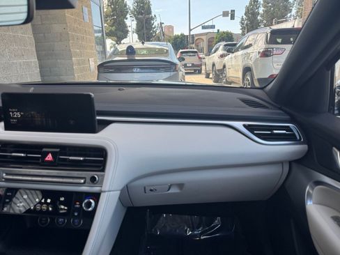 Used 2025 Genesis G70 2.5T image 35