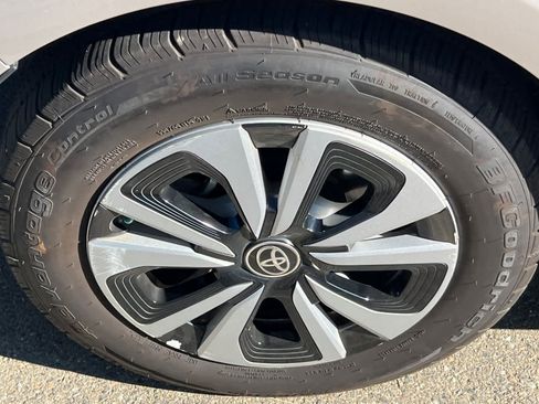 Used 2017 Toyota Prius Prime Advanced w/ Carpet Mat Package FWD image 17