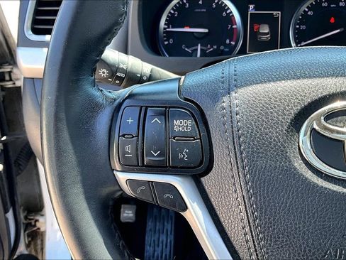 Used 2019 Toyota Highlander SE AWD/4WD image 11