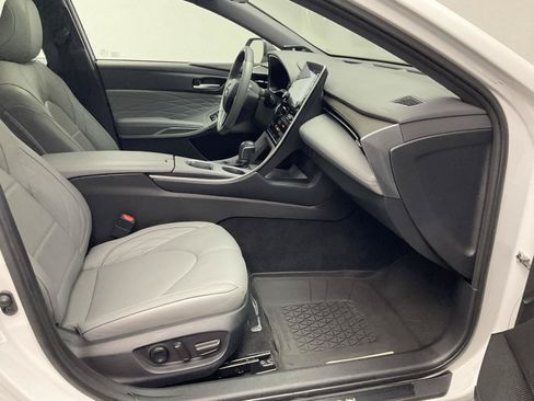 Used 2019 Toyota Avalon Limited w/ All Weather Liner Package FWD image 25