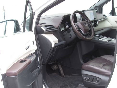 Certified 2021 Toyota Sienna Platinum AWD/4WD image 10