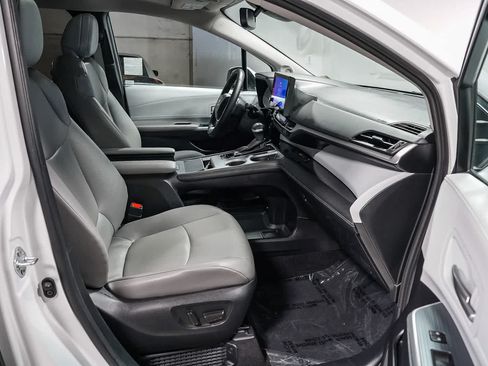 Certified 2025 Toyota Sienna XLE w/ XLE Plus Package AWD/4WD image 18
